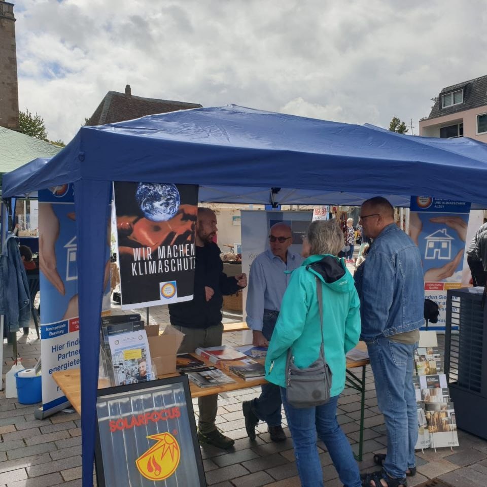 Mit Kunden am Stand